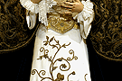 Detalle de los bordados de la saya de Nuestra Señora de la Amargura