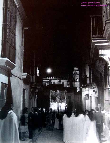 Año 1960. La Virgen del Desconsuelo sube la calle José Luis Díez, tras su estación de penitencia en la Colegial (Foto: Eduardo Pereiras) 