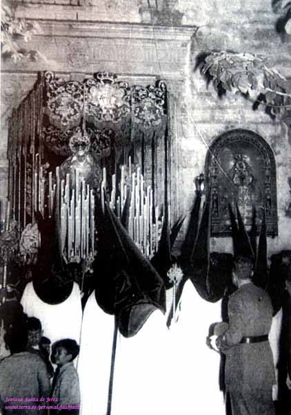 Año 1956. El paso de Palio de la Hermandad del Prendimiento saliendo de la Iglesia de la Victoria, por encontrarse en obras la Iglesia de Santiago (Foto: Anónimo)