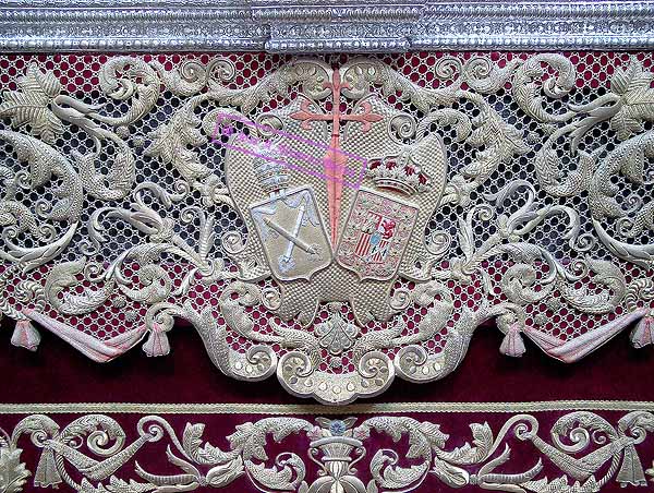 Detalle del respiradero frontal bordado del paso de palio de María Santísima del Desamparo