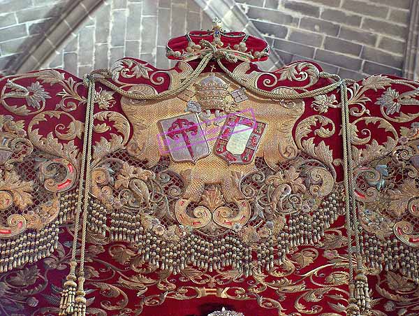 Escudo central en las caídas delanteras del palio del paso de María Santísima del Desamparo