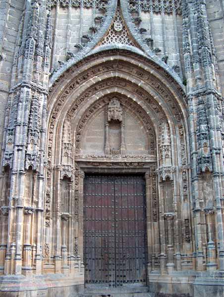 Portada de la fachada principal de la Iglesia Parroquial de Santiago 