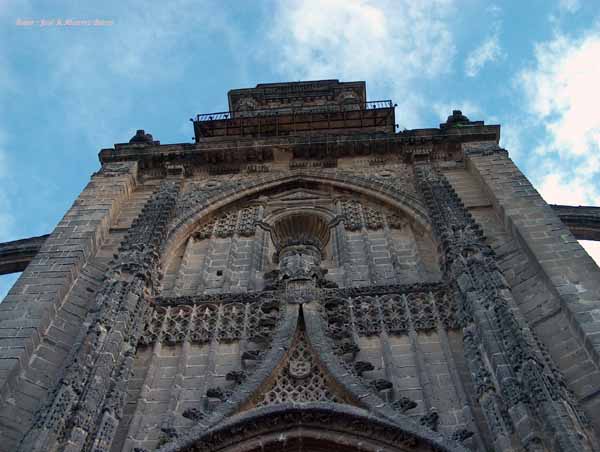 Arco de la portada de la fachada principal de la Iglesia Parroquial de Santiago 