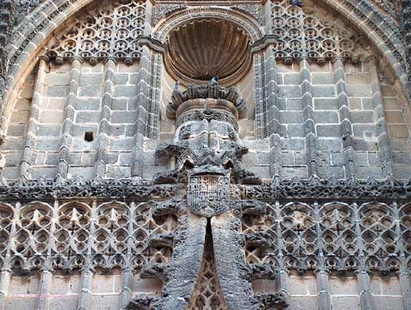Detalle de la fachada principal de la Iglesia Parroquial de Santiago  (detalle)