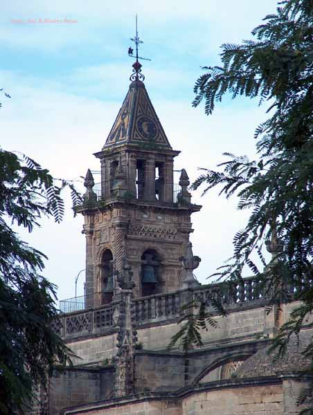 Torre de la fachada principal de la Iglesia Parroquial de Santiago  (detalle)