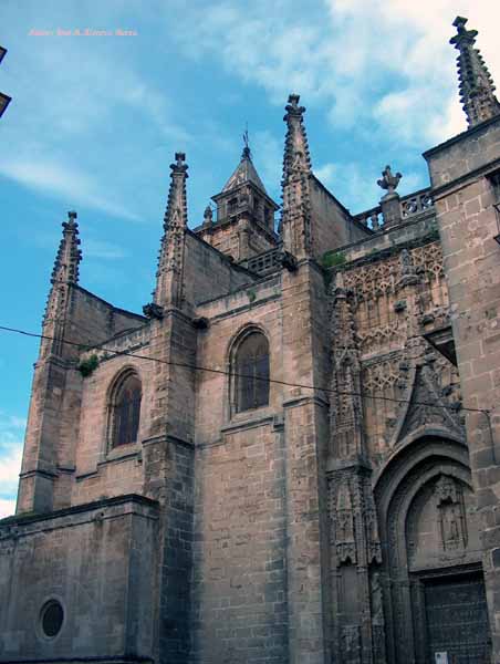 Iglesia Parroquial de Santiago. Comenzada a finales del siglo XV y finalizada en el primer tercio del XVI se inscribe dentro del Gótico Isabelino