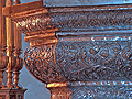 Peana de la Virgen del paso de palio de Cartela bordada en el faldón delantero del paso de palio de María Santísima del Desamparo