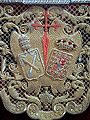 Escudo bordado en el respiradero frontal del paso de palio de María Santísima del Desamparo