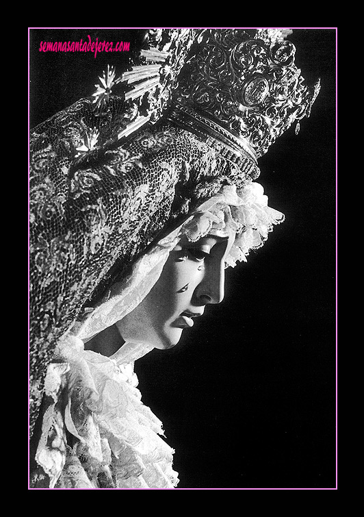 Imagen de Nuestra Señora de las Lágrimas, por entonces era su vestidor D.Jose Luis Larraondo Hernandez. Foto tomada en 1975 (Foto: Diego Romero)