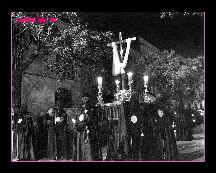 1961. Primera salida de la Cruz de Guía en paso que porta el Santo Lignum Crucis de la Hermandad de la Vera-Cruz. (Foto: Eduardo Pereiras) 