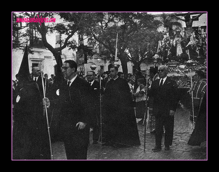 16 de abril de 1960. Primera salida procesional de la Hermandad de la Vera-Cruz. Presidencia y antepresidencia del paso.
