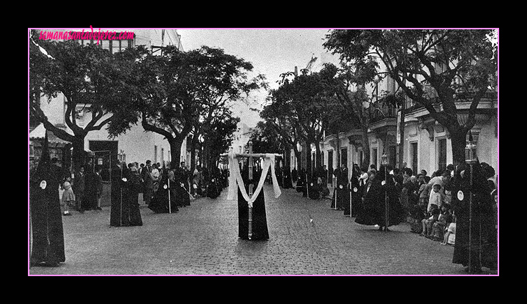 16 de abril de 1960. Primera salida procesional de la Hermandad de la Vera-Cruz. Antigua Cruz de guia.