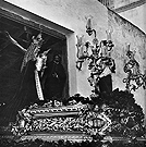 16 de abril de 1960. Primera salida procesional de la Hermandad de la Vera-Cruz desde una puerta abierta desde el patio del colegio de San Juan Bautista a la calle Gaitán. El paso es prestado por la Hermandad del Cristo del Amor.