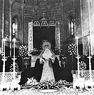 Besamanos de Nuestra Señora de las Lagrimas en los 70 del siglo XX. Aun puede observarse el remate del baldaquino en el presbiterio antes de su triste desaparicion en una de las reformas del Templo (Foto: Diego Romero Favieri).