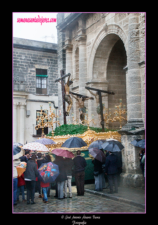 El Paso del Santísimo Cristo de la Esperanza se recoge en San Juan de los Caballeros bajo la lluvia (5 de abril de 2012)