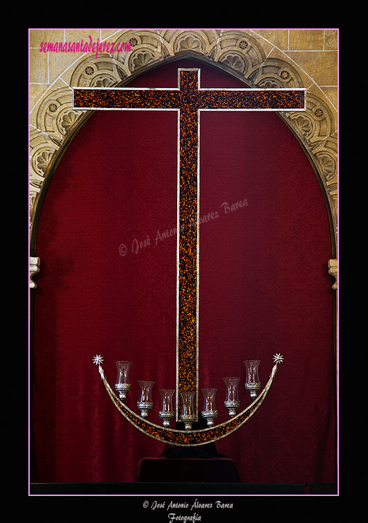 Cruz de carey y plata del Santísimo Cristo de la Esperanza para el Vía Crucis de la Unión de Hermandades 2011