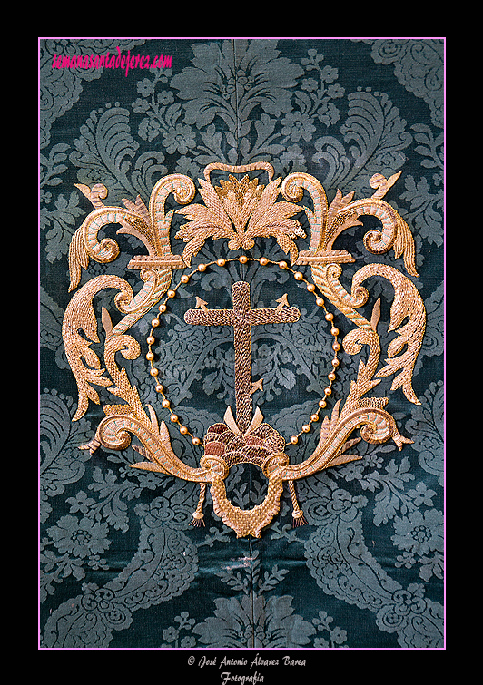 Escudo bordado en el faldón delantero del Paso de Misterio del Santísimo Cristo de la Esperanza