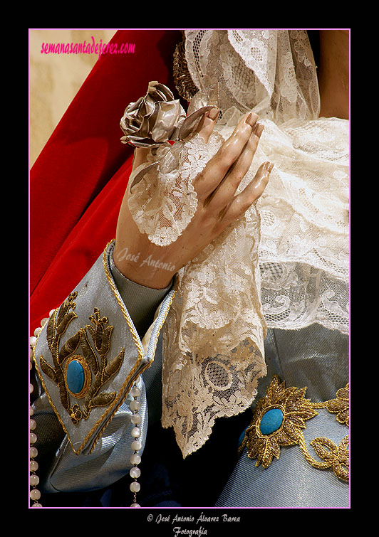 Pañuelo en la mano derecha de Nuestra Señora de las Lágrimas