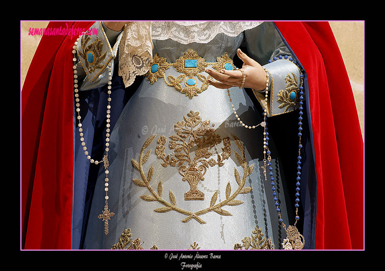 Detalle de los bordados de la saya de Nuestra Señora de las Lágrimas