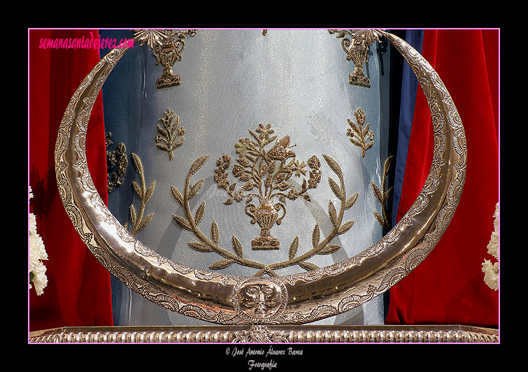 Detalle de los bordados de la saya de Nuestra Señora de las Lágrimas