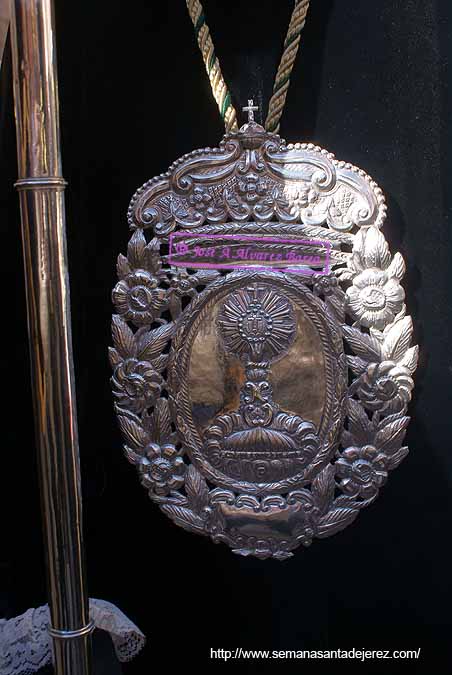 Medallón del pertiguero del cuerpo de acólitos del paso de Misterio de la Hermandad de la Vera-Cruz
