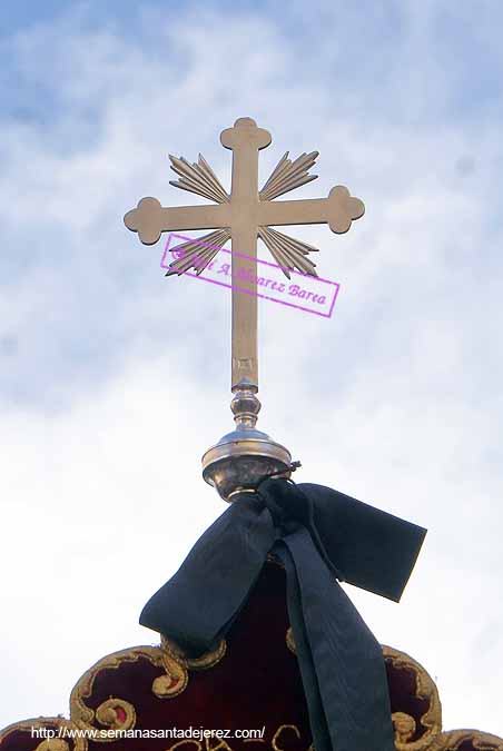 Cruz que remata el asta del Estandarte del 450º Aniversario de la Hermandad de la Vera-Cruz