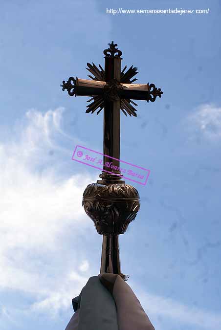 Cruz que remata el asta de la Bandera de la Virgen de la Hermandad de la Vera-Cruz