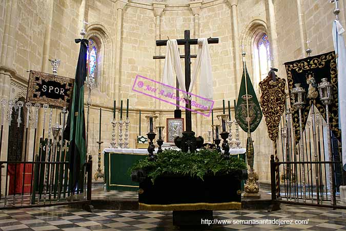 Altar de insignias de la Hermandad de la Vera-Cruz