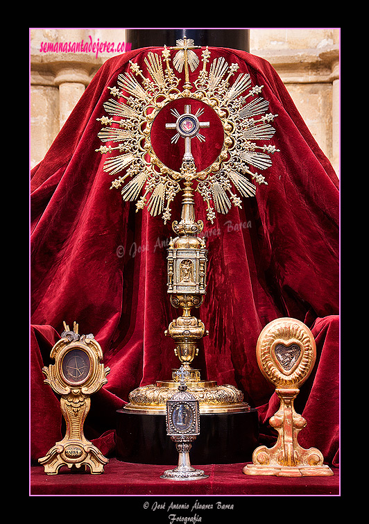 Custodia con el Relicario del Lignum Crucis de la Hermandad de la Vera-Cruz