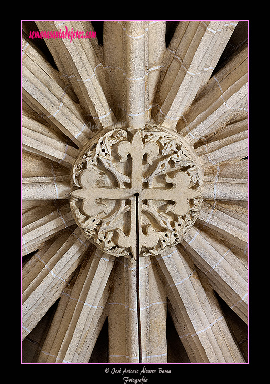 Uno de los escudos de órdenes militares en las claves de la bóveda estrellada del Sagrario (Iglesia de San Juan de los Caballeros)