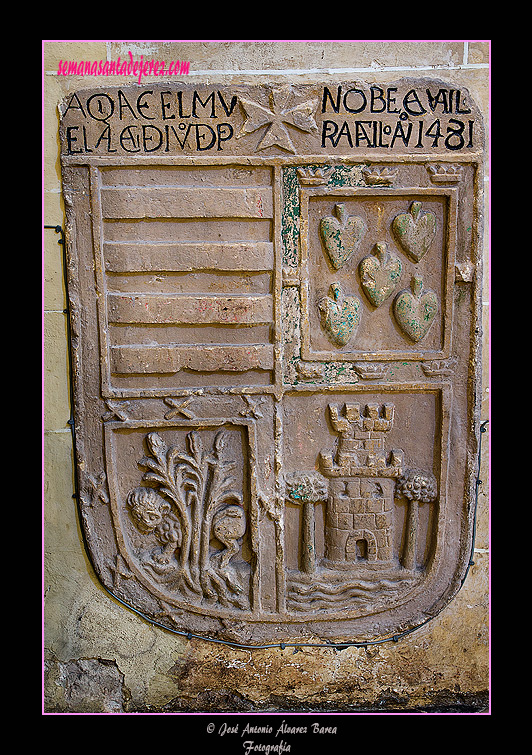 Escudo al lado izquierdo de la portada de la Capilla de los Zarzana (Iglesia de San Juan de los Caballeros)