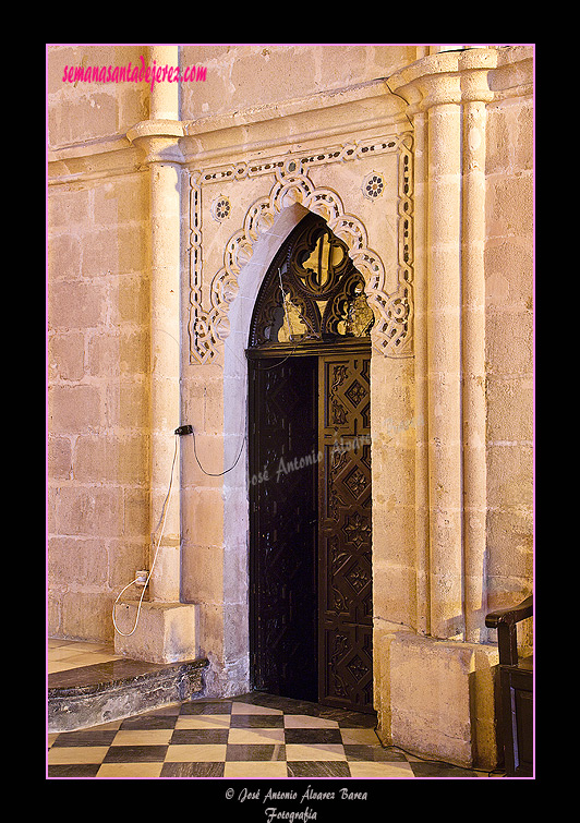 Puerta neomudéjar de entrada a la Sacristía de la Iglesia de San Juan de los Caballeros