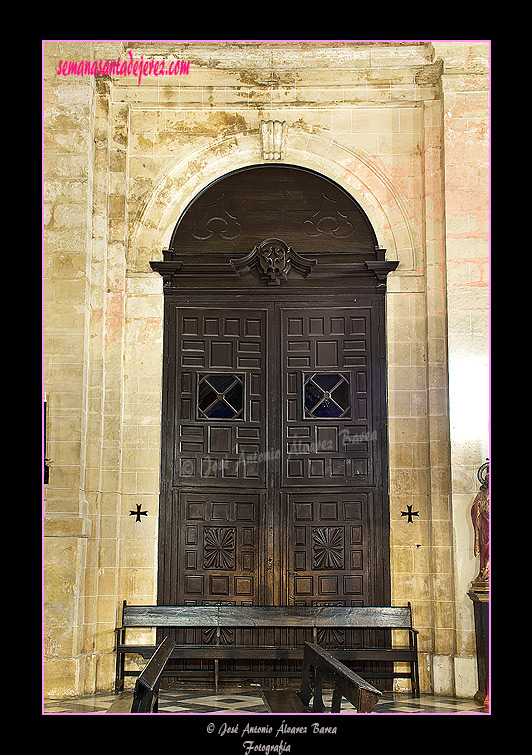 Puerta interior del zaguán de la portada de la calle Siete Revueltas (Iglesia de San Juan de los Caballeros)