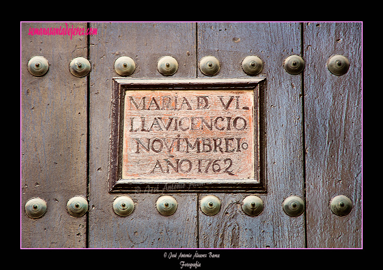 Otro de los dos rótulos en la puerta de la portada del evangelio de la Iglesia de San Juan de los Caballeros