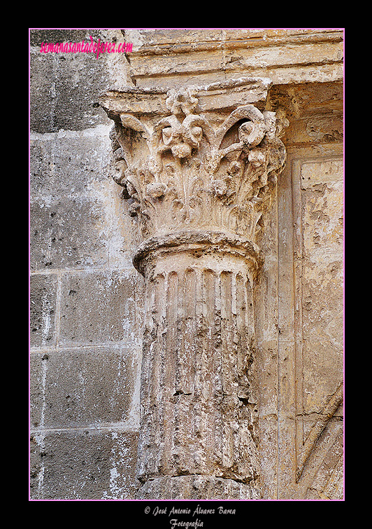 Columna corintia en la portada del evangelio de la Iglesia de San Juan de los Caballeros