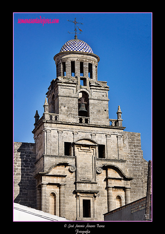 Los tres cuerpos superiores de la fachada-torre de la Iglesia de San Juan de los Caballeros