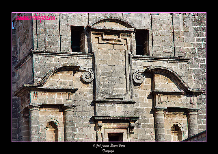 Frontón partido curvo del segundo cuerpo de la fachada-torre de la Iglesia de San Juan de los Caballeros