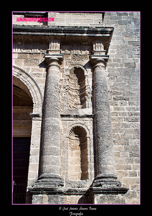 Columnas de la portada principal de la Iglesia de San Juan de los Caballeros 