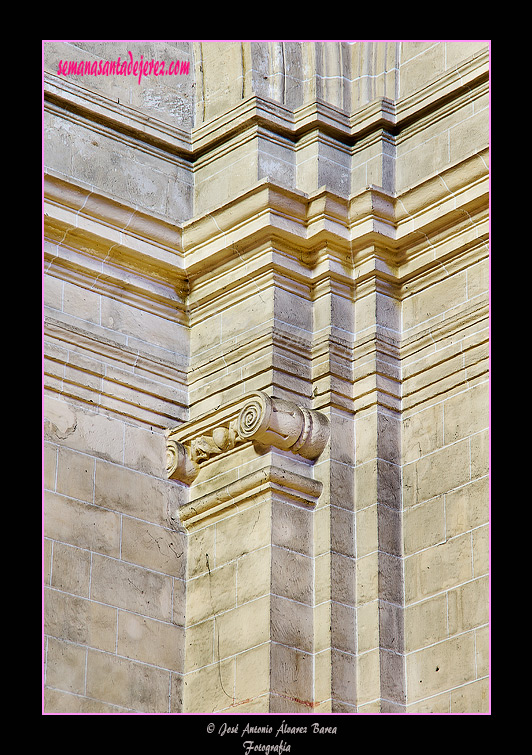 Pilastras de orden jónico en el último tramo de nave (Iglesia de San Juan de los Caballeros)