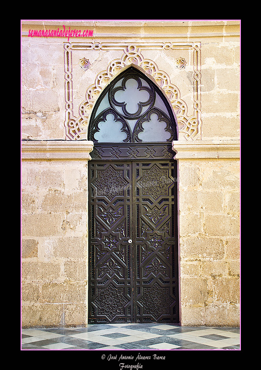 Puerta neomudéjar en el presbiterio de la Iglesia de San Juan de los Caballeros