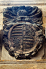 Escudo en el frontón del sepulcro del Comendador de Higuera en la Sacristía (Iglesia de San Juan de los Caballeros)