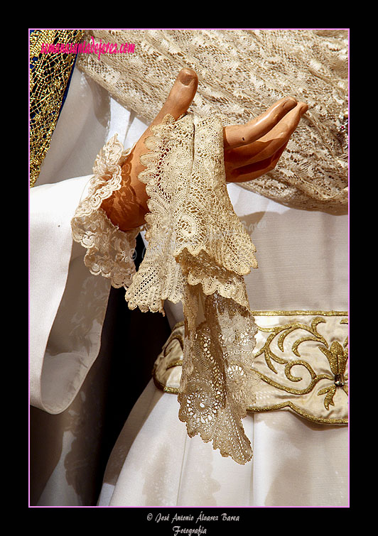 Pañuelo en la mano derecha de María Santísima de Gracia y Esperanza (Paso de Misterio de la Sagrada Lanzada) 