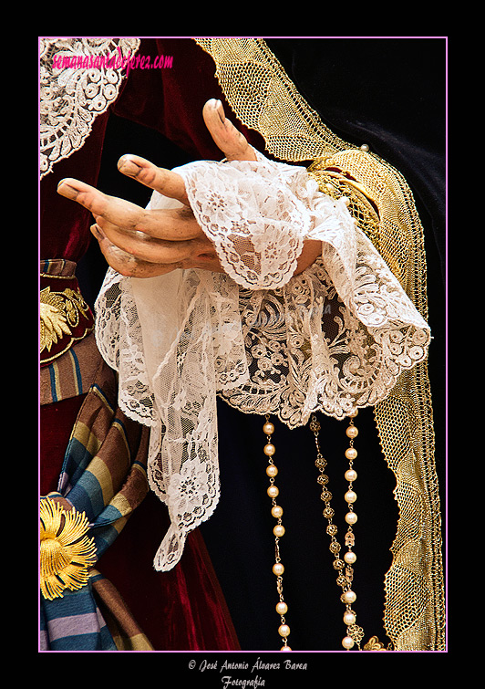 Pañuelo en la mano derecha de Nuestra Señora del Buen Fin