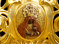 Detalle de cartela con la Virgen de la Merced en la trasera de la canastilla del Paso de Misterio de la Sagrada Lanzada