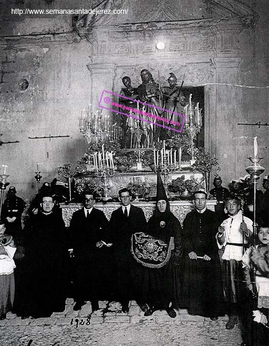 Salida del Paso de Misterio de la Hermandad del Mayor Dolor - Iglesia de San Dionisio. Año 1928 (Foto: Anónima)