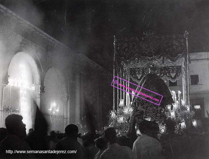 Entrada a su Templo de Nuestra Señora del Mayor Dolor. Años 50. Una entrada de otros tiempos, además de la música también tenía fuegos artificiales. Una auténtica "fiesta" barroca (Foto: Eduardo Pereiras)