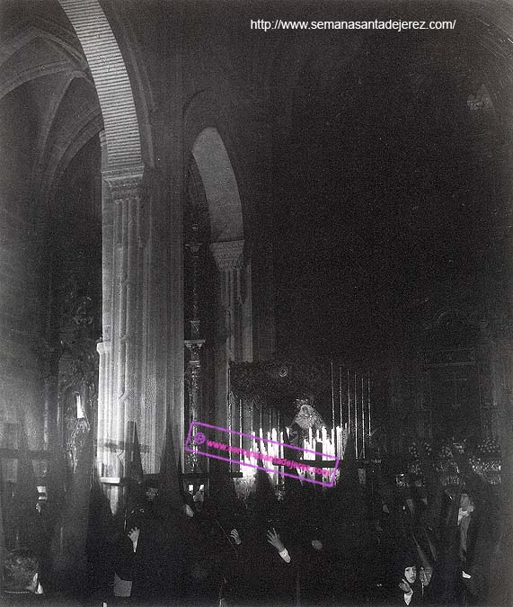 El paso de la Virgen del Mayor Dolor, ya encendido, minutos antes de su salida procesional. La foto es de principios de los 80 (Foto: Eduardo Pereiras)
