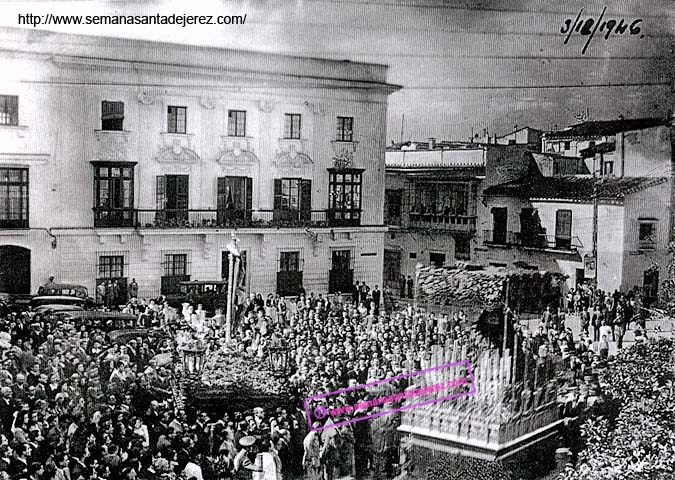 Nuestra Señora del Mayor Dolor y el Cristo de la Expiración, delante del Cabildo Viejo, en las misiones, celebradas en el año 1946; el paso del Cristo lleva 4 faroles (Foto: Anónima)