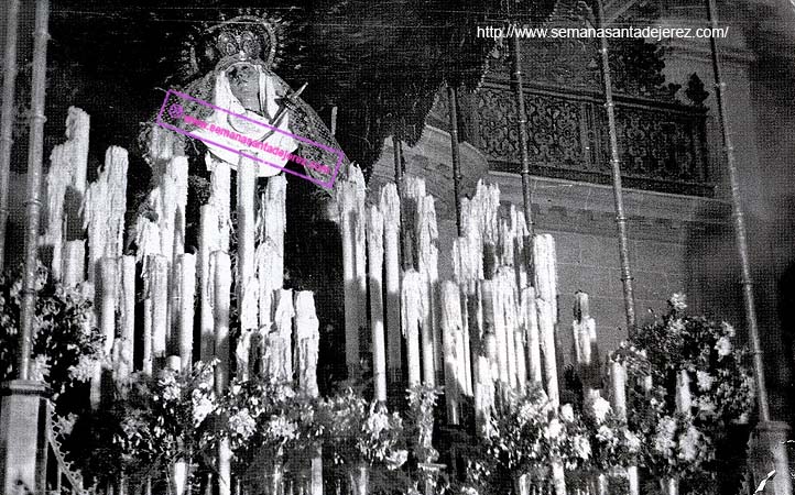 Nuestra Señora del Mayor Dolor después de su salida procesional. Al fondo vemos de nuevo el coro que desapareció con la restauración del Templo. La foto es del año 1954 (Foto: Rafael Iglesias)