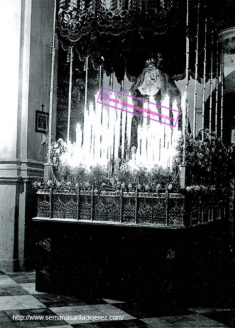 El paso de palio de Nuestra Señora del Mayor Dolor en la iglesia de San Dionisio; los pilares todavía están revestidos con la decoración barroca: año 1950. (Foto: Rafael Iglesias)
